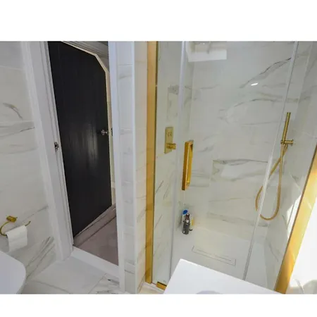 Victorian House In By The Sea *